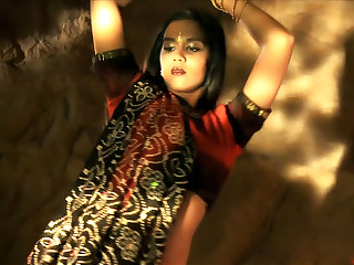 Karishma In Sari Seductive Dance
