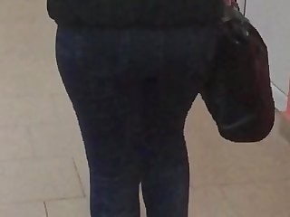 Chubby girl's ass in jeans